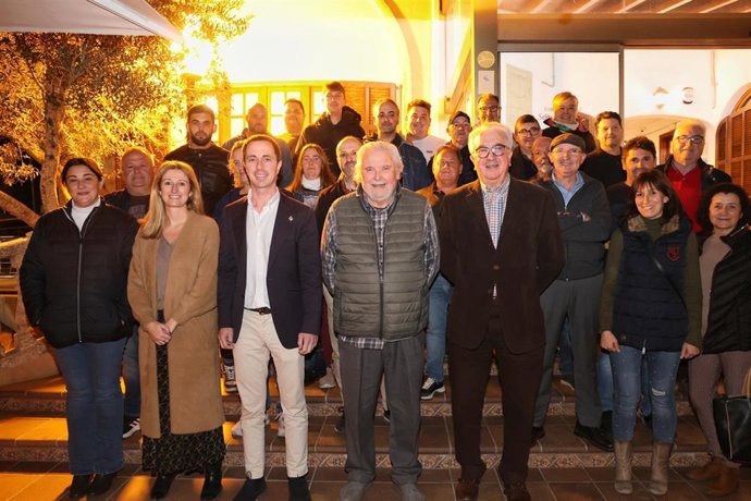 El presidente del Consell de Mallorca, Lloren Galmés, con miembros del sector del trote