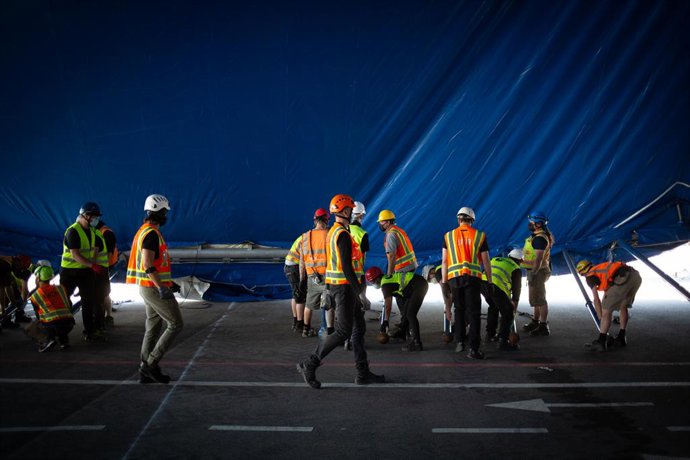 Archivo - Los trabajadores montan la carpa del Cirque du Soleil para la presentación del espectáculo Luzia, en Districte Cultural de L'Hospitalet, a 23 de febrero de 2022, en L'Hospitalet de Llobregat, Barcelona, Catalunya, (España).