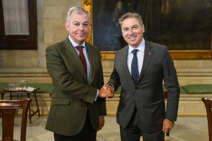 El alcalde de Sevilla, José Luis Sanz, con el presidente del Colegio de Administradores de Fincas de Sevilla.