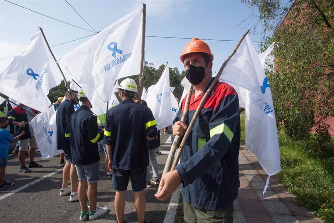 Archivo - Trabajadores de Alcoa se manifiestan para defender el futuro de la fábrica de aluminio en San Cibrao, a 19 de julio de 2021, en San Cibrao, Cervo Lugo, Galicia (España). A juicio del comité de empresa, la reunión del pasado jueves 15 de julio 