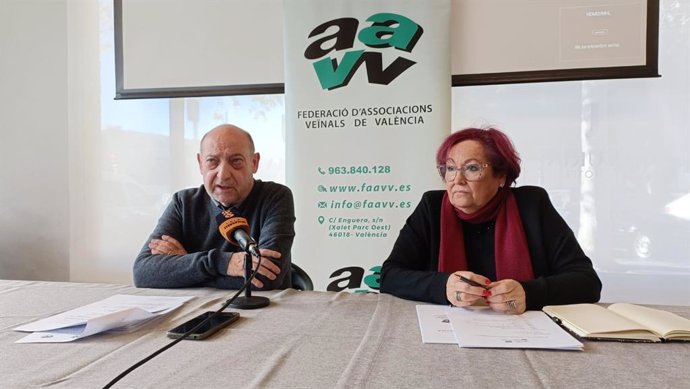 El presidente de la Confederació d'Associacions Veïnals de la Comunitat Valenciana (CAVE-COVA), Juan Antonio Caballero, y la presidenta de la Federació d'Associacions Veïnals de València, Maria José Broseta