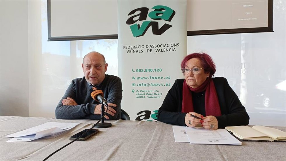 El presidente de la Confederació d'Associacions Venals de la Comunitat Valenciana (CAVE-COVA), Juan Antonio Caballero, y la presidenta de la Federació d'Associacions Venals de Valncia, Maria José Broseta
