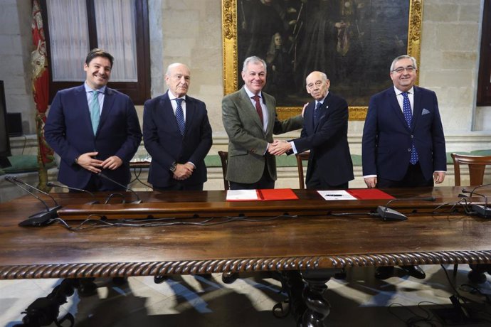 Convenio de colaboración entre el Ayuntamiento y el Ateneo, con el alcalde y el presidente ateneísta en el centro de la imagen.