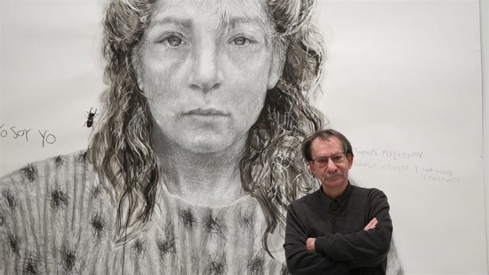 Eduardo Gruber ante una de sus obras en la muestra 'nadie es nada' que se exhibe en el Centro de Arte Contemporáneo (CAC) de Málaga hasta el próximo 4 de marzo.