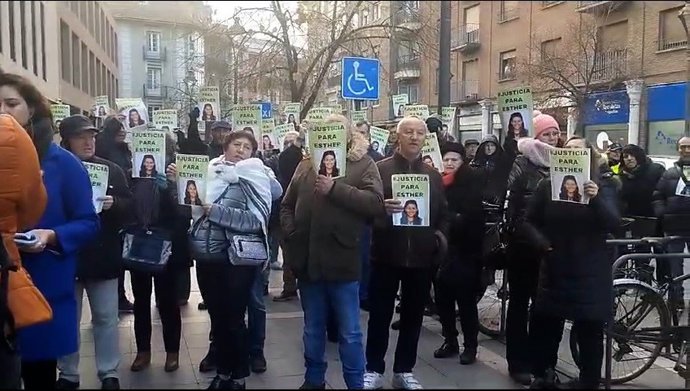 Decenas de personas se concentran en las puertas de los juzgados de Valladolid ante la declaración del principal sospechoso de la muerte de Esther López en 2022.