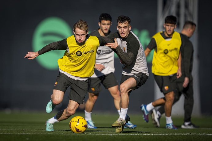 Entrenamiento del FC Barcelona previo al partido de LaLiga contra el Valencia CF, con Frenkie De Jong con el balón