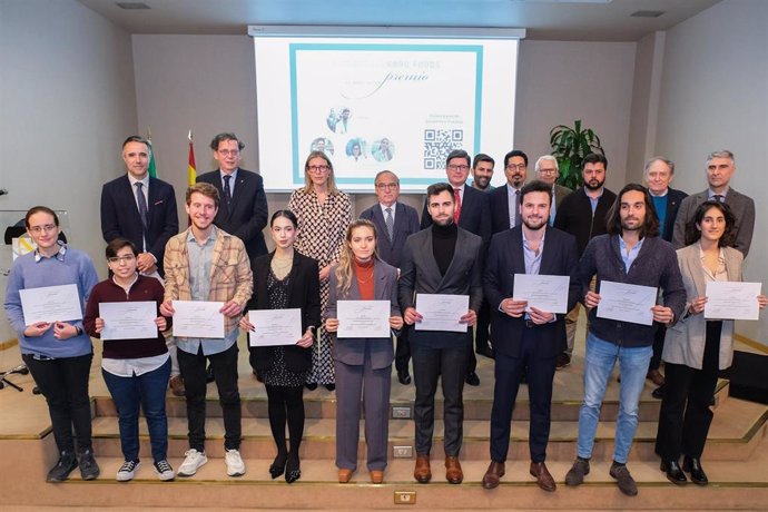 Foto de familia con los ganadores y finalistas de los Premios cicCartuja Ebro Foods 2022, acompañados de las autoridades.