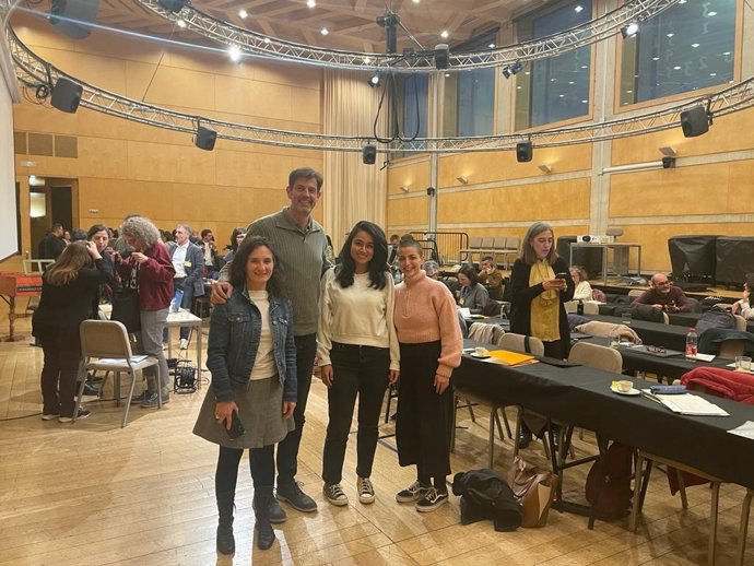 La directora de la Esadib, Maite Villar, el director adjunto del Csmib, Josep Ribot, y las representantes de la asociación de alumnos de la Esadib, Lina Quiroga y Carla Pino.