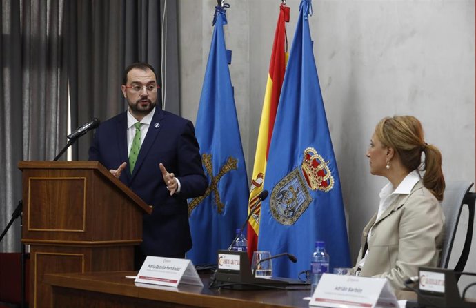 Adrián Barbón, a la izquierda