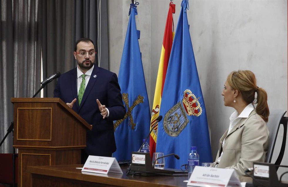 Adrián Barbón, a la izquierda
