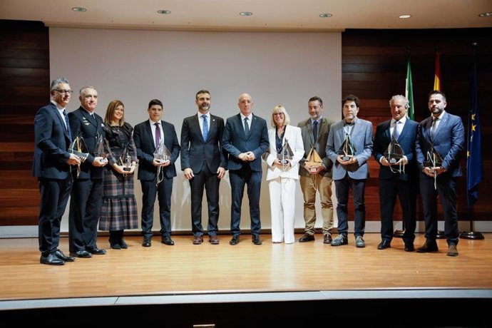 El consejero de Sostenibilidad, Ramón Fernández-Pacheco, junto a los homenajeados en los Premios PROA 2023 que concede el Clúster Marítimo Marino de Andalucía.
