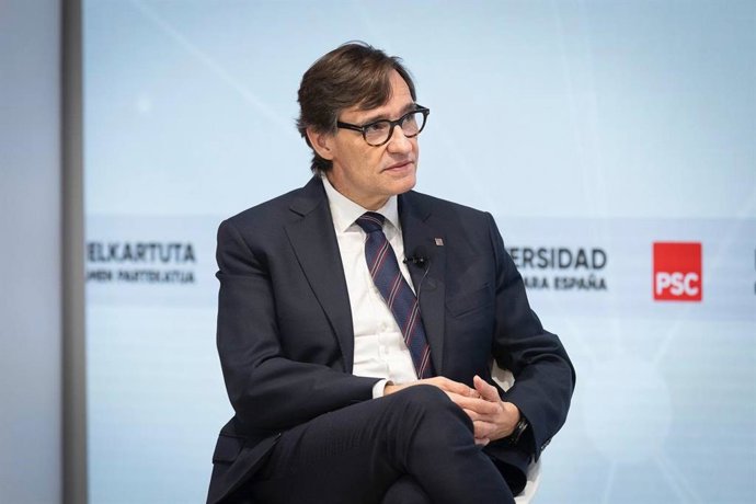 El primer secretario del PSC, Salvador Illa, en un diálogo con el candidato del PSE-EE a lehendakari, Eneko Andueza.