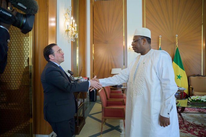 El ministro de Asuntos Exteriores, Unión Europea y Cooperación, José Manuel Albares, se reúne con el presidente de Senegal, Macky Sall, durante su visita a Dakar