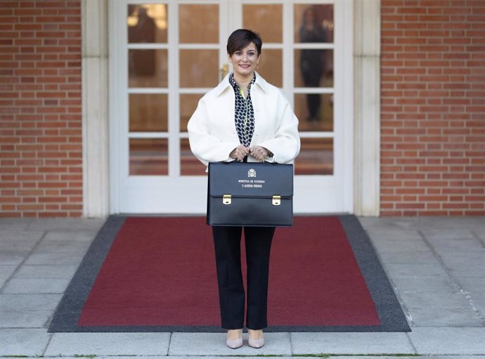 La ministra de Vivienda y Agenda Urbana, Isabel Rodríguez, posa con su cartera a su llegada a la primera reunión de Consejo de Ministros de la XV legislatura, en el Palacio de la Moncloa, a 22 de noviembre de 2023, en Madrid (España). Los nuevos ministr