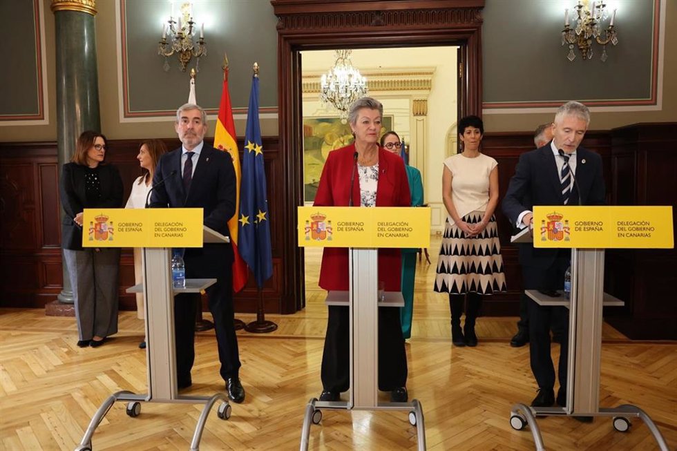 El presidente de Canarias, Fernando Clavijo, la comisaria europea de Interior, Ylva Johansson, y el ministro del Interior, Fernando Grande-Marlaska