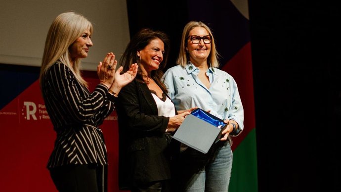 La responsable de CaixaBank Dualiza en Andalucía, Eva Aguado, y la directora de Banca de Instituciones de CaixaBank en Andalucía, Ana Soler, han recibido la distinción de manos de la consejera de Desarrollo Educativo de la Junta, Patricia del Pozo.