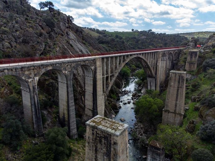 Puente de Hierro de Plasencia, por el que discurre una de las vías verdes de Extremadura.