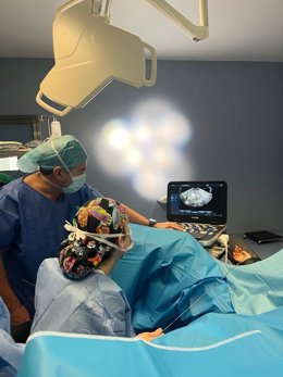 Equipo aplicando la técnica de radiofrecuencia para tratar miomas uterinos sin cirugía.