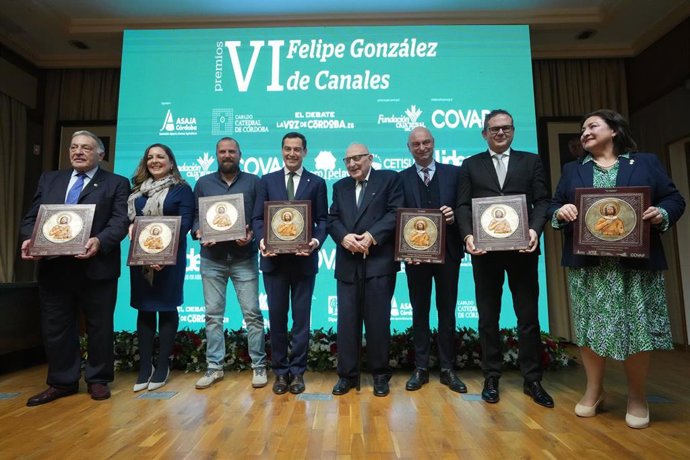 Moreno (centro), junto al resto de galardonados con los Premios Felipe González Canales.