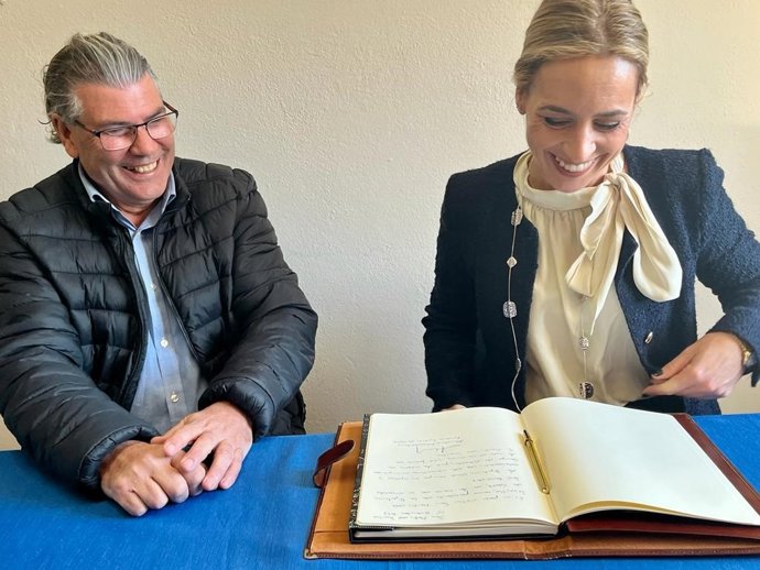 Almudena Martínez con el alcalde de San Martín del Tesorillo.