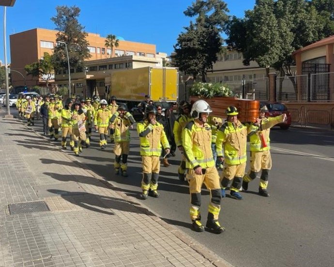 Bomberos de Almería protestan con un féretro por las calles de Almería.