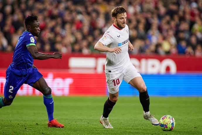 Archivo - Ivan Rakitic conduce la pelota ante Djené en el Sevilla-Getafe de la Liga 2022-2023
