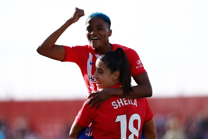Rasheedat Ajibade y Sheila Guijarro celebran un gol con el Atlético de Madrid en la Liga F 2023-2024