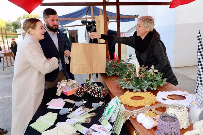 La presidenta del Govern, Marga Prohens, durante su visita al mercadillo de Navidad de la Fundación Asnimo.