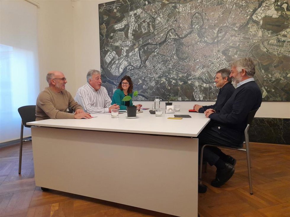 Los representantes de EH Bildu Joseba Asiron, Garbiñe Bueno y Joxe Abaurrea junto a los dos ediles de Geroa Bai, Koldo Martínez y Mikel Armendáriz, en la reunión mantenida tras la moción de censura a Ibarrola
