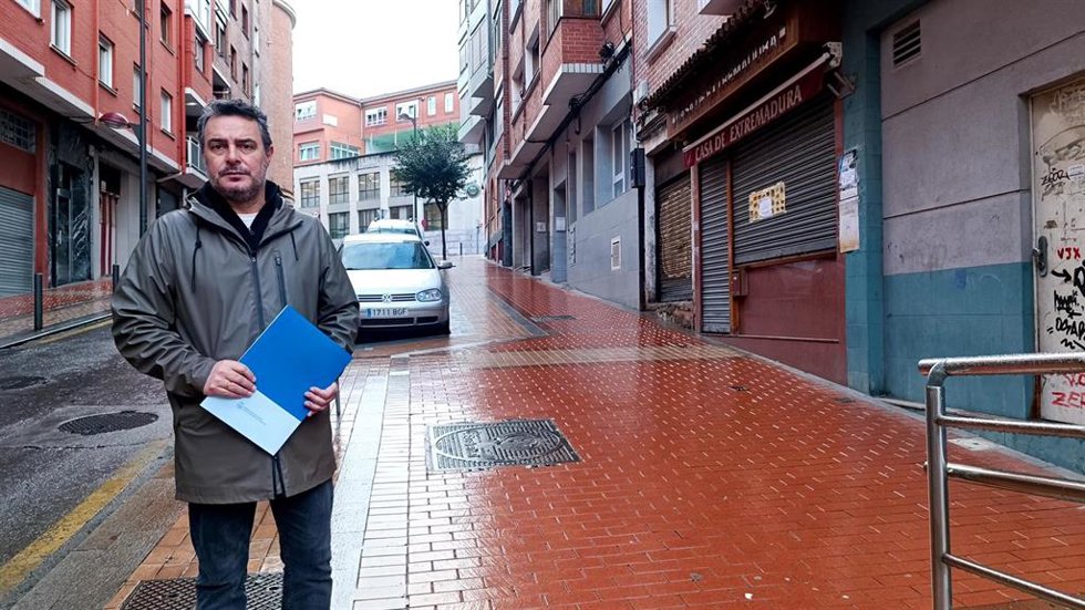 El concejal de Obras e Infraestructuras para los Barrios, Jon Andoni Uria, en la zona donde se ubicará la nueva rampa mecánica.