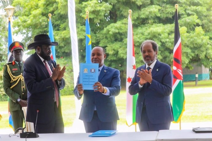 El presidente de Somalía, Hasán Sheij Mohamud, firma la incorporación de su país a la Comunidad Africana Oriental (EAC)