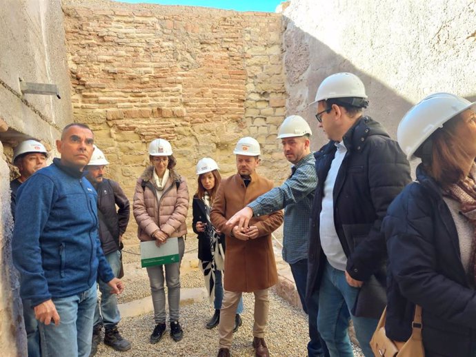 El delegado de Cultura, José Vélez, visita el resultado de las obras en los Baños de la Tropa de La Alcazaba de Almería.