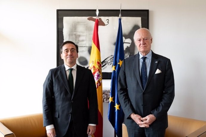 Archivo - El ministro de Asuntos Exteriores, UE y Cooperación, José Manuel Albares, se reúne con el enviado de la ONU para el Sáhara Occidental, Staffan de Mistura