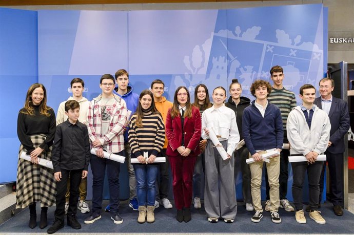 La viceconsejera de Educación Begoña Pedrosa, junto con el director de Centros y Planificación Eugenio Jiménez, ha entregado este viernes a 16 estudiantes los Premios Extraordinarios de Bachillerato 2022-2023