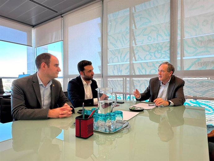 El alcalde de Sagunt (Valencia), Darío Moreno, y el concejal de Movilidad Urbana, Javier Raro, se reúnen con el secretario autonómico de Infraestructuras y Transportes, José Vicente Dómine