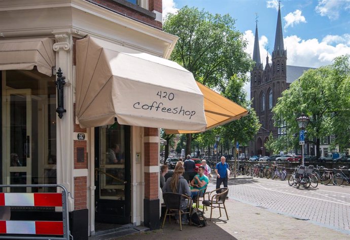 Archivo - Imagen de un 'coffee shop' en Ámsterdam 