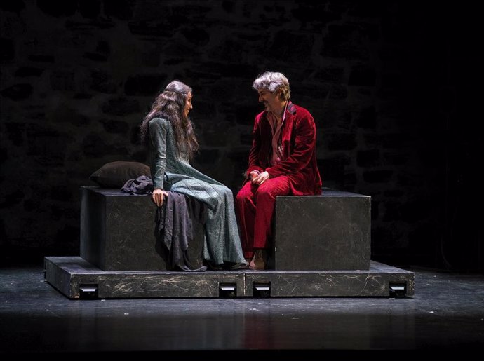 Archivo - La actriz Ana Belén y el actor Jesús Noguero interpretan a una Julieta y Romeo maduros en la obra ‘Romeo y Julieta despiertan...’, de E.L. Petschinka.