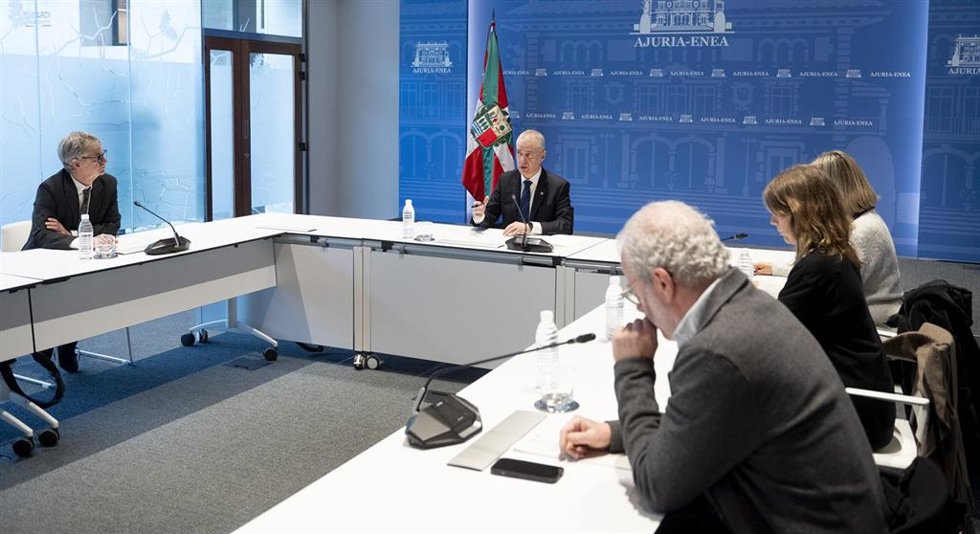 El lehendakari, Iñigo Urkullu, ha presidido este viernes la segunda reunión de la Mesa interdepartamental de seguimiento de las consecuencias humanitarias y socioeconómicas del conflicto en Oriente Próximo y Medio