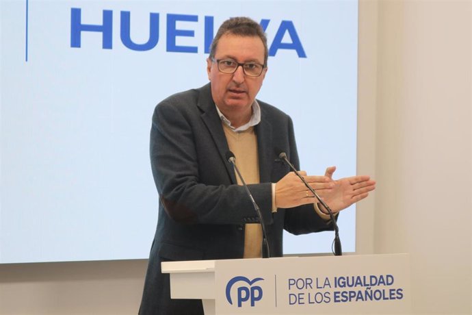 El presidente del PP de Huelva y parlamentario andaluz, Manuel Andrés González, este viernes en rueda de prensa.