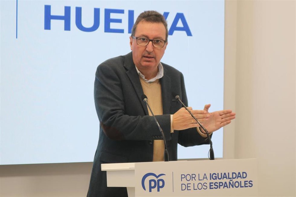 El presidente del PP de Huelva y parlamentario andaluz, Manuel Andrés González, este viernes en rueda de prensa.