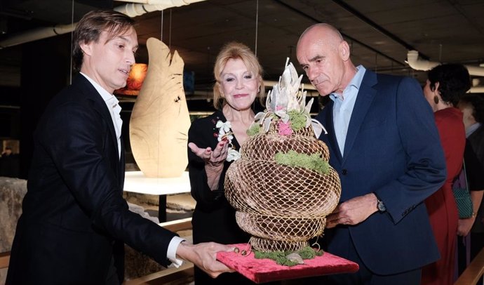 Archivo - Antonio Muñoz, junto a Carmen Cervera, en la preapertura de la exposición 'Maestros del Futuro. Artesanía y Diseño en Europa', en el Castillo de San Jorge.