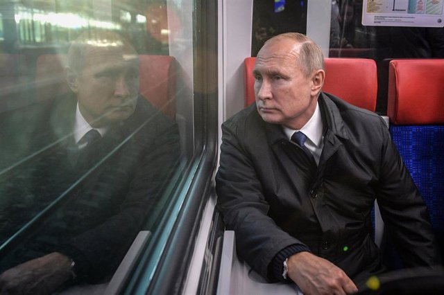 Archivo - El presidente de Rusia, Vladimir Putin, a bordo de un tren en Moscú