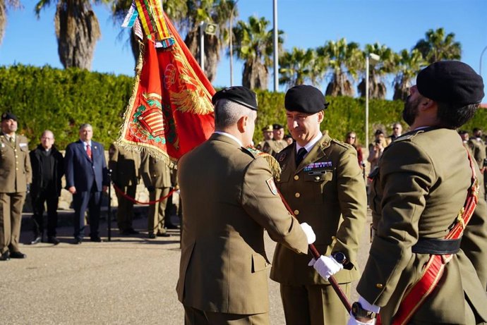 Entrega del guión del Regimiento de Infantería 'La Reina' 2 al coronel Manuel Navarro González.