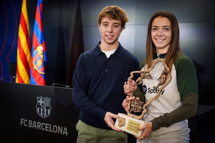 Aitana Bonmatí recibe el Premio Aldo Rovira como mejor jugadora del Barça en la temporada 22/23