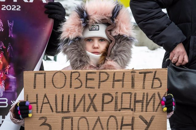 Una niña en una concentración de rechazo a la invasión de Rusia, en Leópolis, Ucrania.