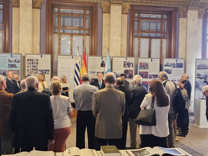 El presidente del Parlamento de Galicia, Miguel Ángel Santalices Vieira, inaugura una exposición en Uruguay.