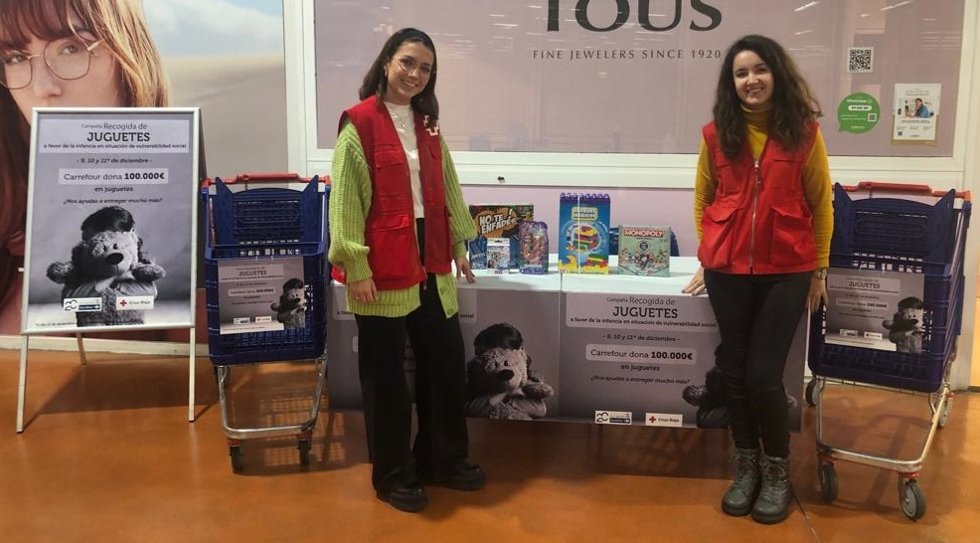Voluntarias de Cruz Roja en el Carrefour de Lucena.