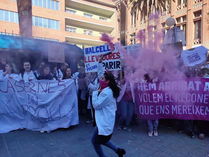 Manifestació d'infermeres a les portes de la Conselleria de Salut