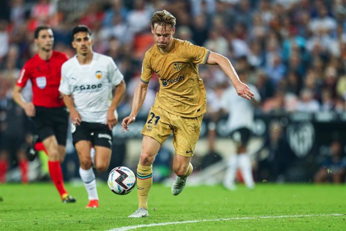 Archivo - Frenkie de Jong of FC Barcelona in action during the Santander League match between Valencia CF and Fc Barcelona at the Mestalla Stadium on August 29, 2022, in Valencia, Spain.