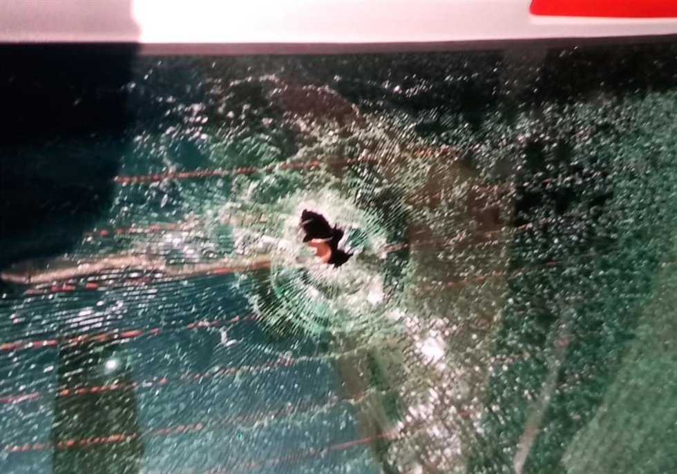 Cristal del vehículo tras el disparo que ha dejado un herido en Algeciras.